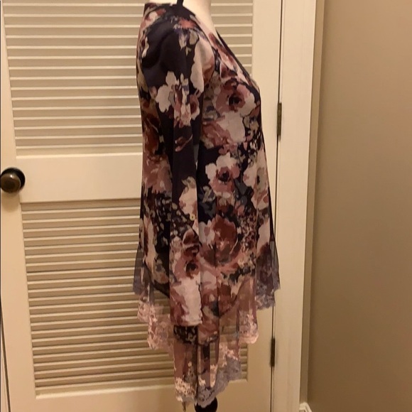 59. Cupio Hi Low Hem Blouse, Floral & Long Sle… - Picture 8 of 13